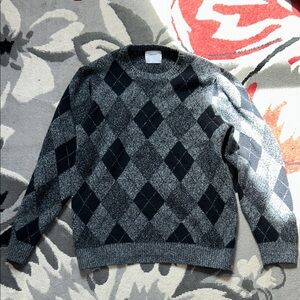 Old Navy Men's Black and Gray Argyle Crewneck Sweater